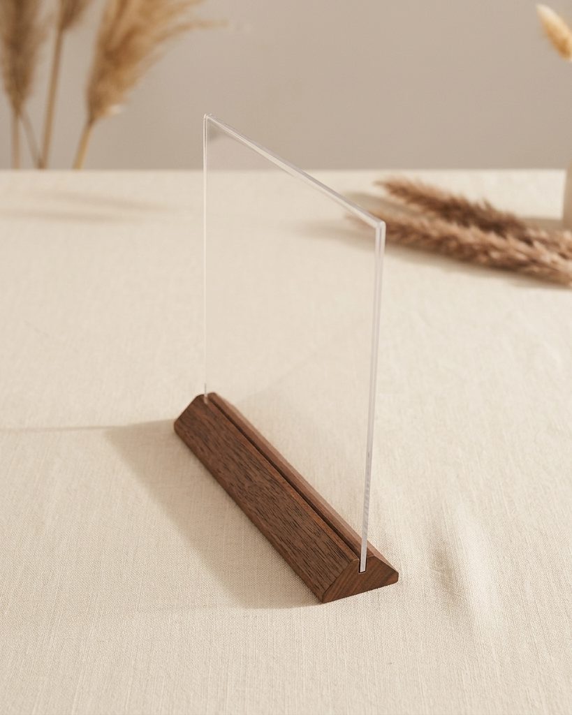 Kẹp menu gỗ trên bàn linen